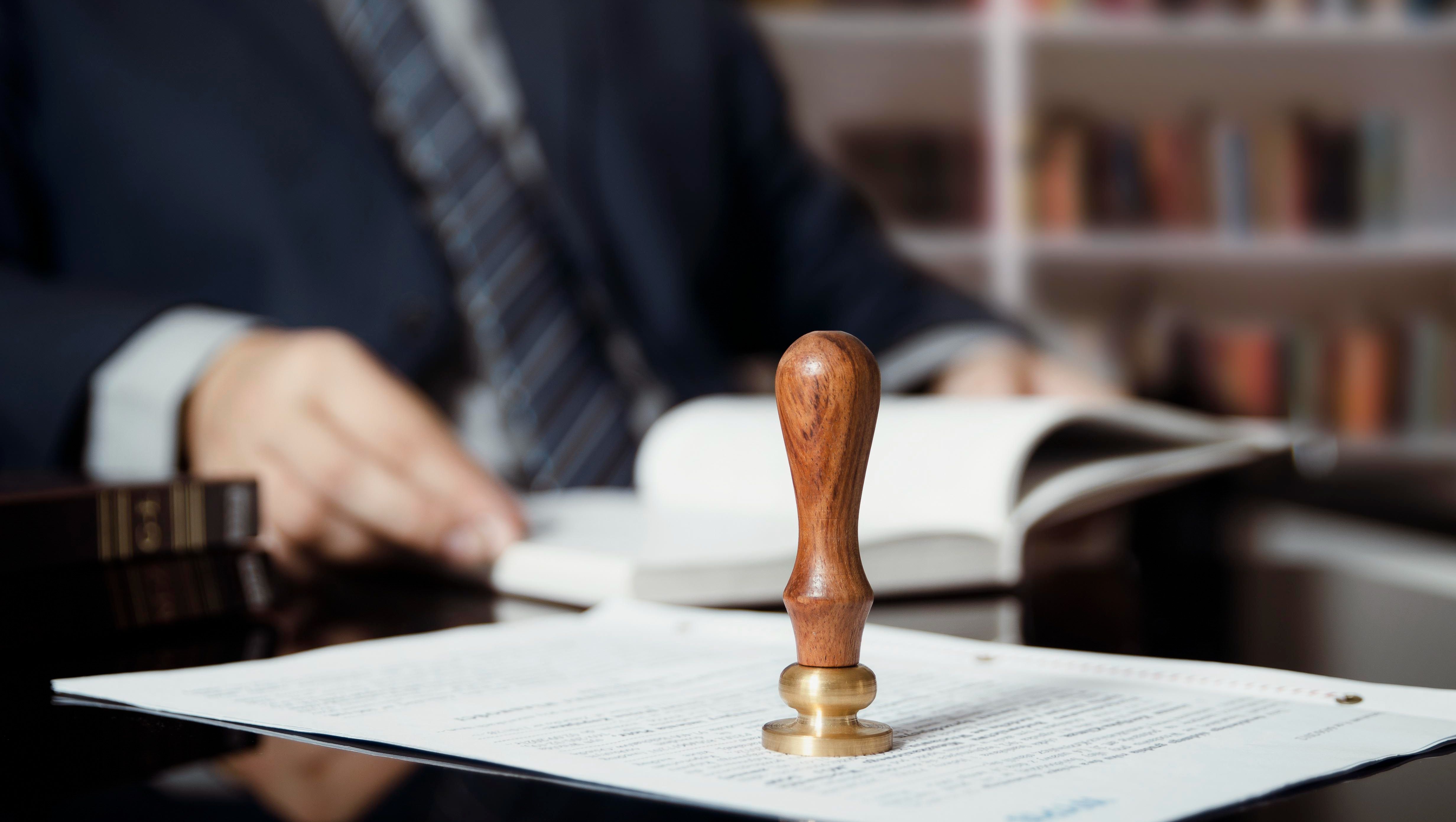 Geschäftsmann schreibt Testament im Notariat